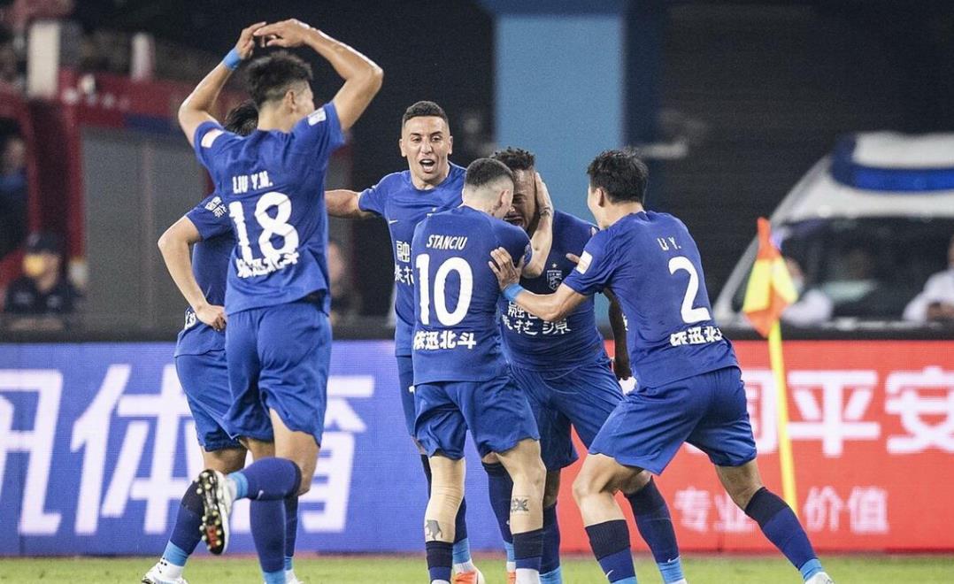 转折点武汉三镇豪取连胜；西甲赛前攻防权衡；底气十足；球队文化再被提及的简单介绍